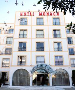 ein großes Gebäude mit einem Hotelschild darauf in der Unterkunft Hotel Monaco in Faro