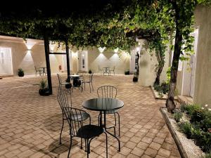 a patio with tables and chairs in a courtyard at Zum Weinkrug - Apartments in Vienna