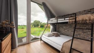 a room with two bunk beds and a window at Flatbook Stegna Południowa Apartamenty z Basenem in Stegna