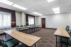 Quality Inn & Suites في ساليسبري: قاعة اجتماعات فيها طاولات وكراسي