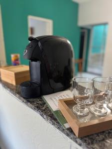 a toaster sitting on top of a counter with glasses at Casa Espaçosa - Caminhe até a Orla de Atalaia 650m in Aracaju
