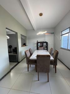 a dining room with a table and chairs at Casa Espaçosa - Caminhe até a Orla de Atalaia 650m in Aracaju