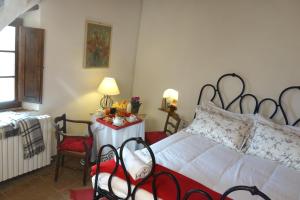 A bed or beds in a room at Fattoria Casa Sola
