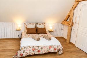 a bedroom with a bed with two pillows on it at Cottage de charme avec piscine et vue panoramique - 6-8 pers Pays d'Auge in Vimoutiers +10 photos