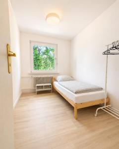 a bedroom with a bed and a window at Arkadia Monteur-Haus Seevetal in Seevetal