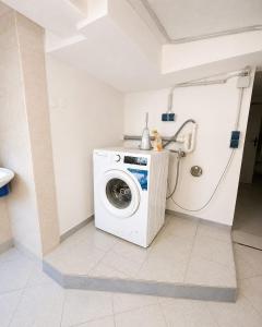a washer and dryer in a room with at Arkadia Monteur-Haus Seevetal in Seevetal