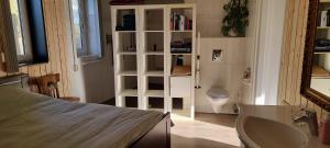 a bathroom with a bed and a sink and a toilet at B&B Even Heukelom - Kamer met Tuin in Afferden