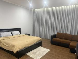 a bedroom with a bed and a couch at Ponto de Ouro in Lopes