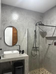 a bathroom with a sink and a mirror at Ponto de Ouro in Lopes