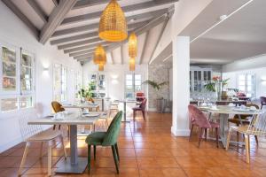 a restaurant with tables and chairs in a room at Hotel El Patio in Garachico
