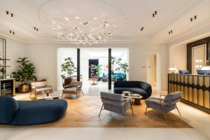 a living room with furniture and a chandelier at Casa Laveni in Milan