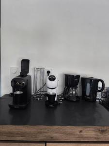 a counter top with several coffee machines on it at villa récente climatisée avec piscine privée in Vaison-la-Romaine
