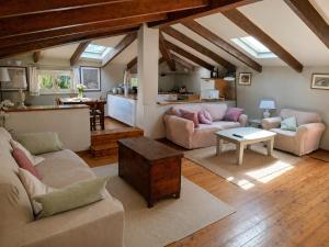 a living room with two couches and a table at Garden Loft by Veneto Villa in Albignasego