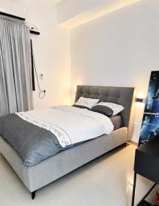 a bedroom with a bed in a room at הפינה של פנינה במושבה - דירה משפחתית מהממת in Migdal