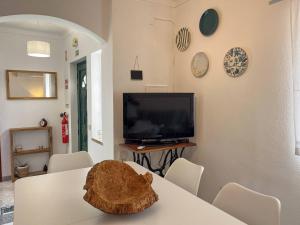 a cat sitting on a table in a room with a tv at Port'Espada Countryhouse in Marvão