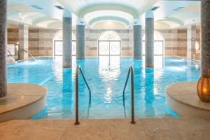 ein großes Hallenbad mit blauem Wasser in der Unterkunft Baglio Basile - CDSHotels in Petrosino