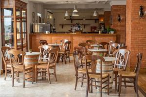 ein Restaurant mit Tischen und Stühlen in einem Raum in der Unterkunft Baglio Basile - CDSHotels in Petrosino