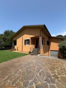 a house with a stone driveway in front of it at Casa vacanze Selene in Bolsena