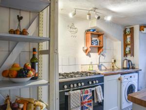 a kitchen with a stove and a bowl of fruit at Hoopers Farmhouse - Uk36307 in Tilshead