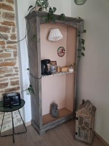 a shelf in the corner of a room at La grange famille in Tournans