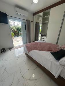 a bedroom with a large bed and a large mirror at refúgio urbano in Nova Odessa