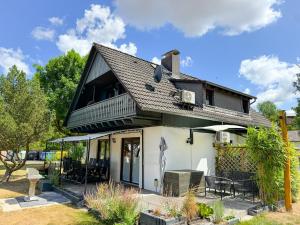 a small house with a gambrel roof at Landhaus Holly in Frielendorf