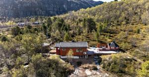 a house in the middle of a mountain at Bamsen hytte in Evenskjer