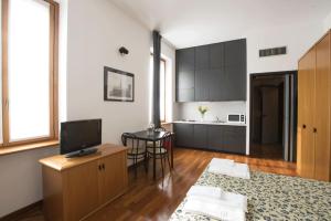 sala de estar con TV y cocina en Residence Villa Odescalchi, en Milán