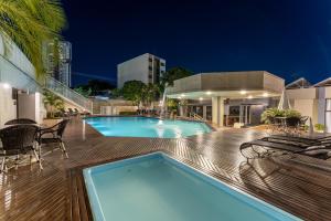 A piscina localizada em Hotel Deville Prime Cuiabá ou nos arredores