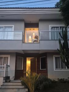 a house with a balcony with a lit up building at Treetops Home in Teresópolis