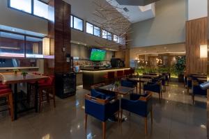 Uma TV ou centro de entretenimento em Hotel Deville Prime Cuiabá