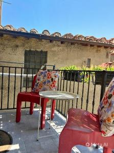 two chairs and a table and a table and a chair at Casa Amiata in Sarteano