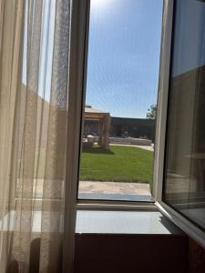 an open window with a view of a yard at gest house in Pʼarakʼar