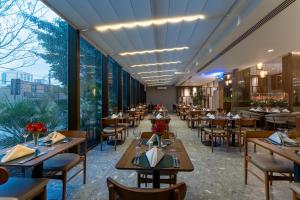 Um restaurante ou outro lugar para comer em Hotel Deville Prime Cuiabá