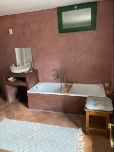 a bathroom with a bath tub and a sink at Jégmadár Festőporta in Somogyfajsz +26 photos