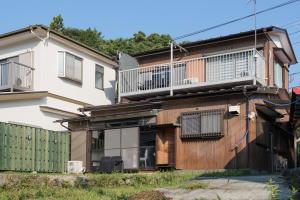 an apartment building with a balcony on top of it at SNUGGLE2222 Hakone Iriuda in Odawara