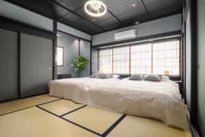 a bedroom with a large bed and a window at SNUGGLE2222 Hakone Iriuda in Odawara