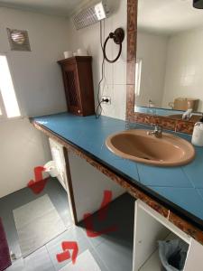 a bathroom with a sink and a mirror at El Doblao del Rey in Torrejón del Rey