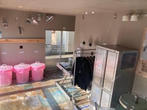 a kitchen with four pink buckets in a room at 8月1日オープン クリエイターズinn 宇野港近い トイレ風呂部屋にあり Uno collage in Tamano
