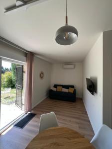 a living room with a bed and a table at Logement en campagne in Bédarrides