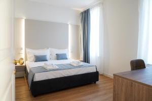 ein Schlafzimmer mit einem Bett und einem Schreibtisch mit Stuhl in der Unterkunft Hotel F52 in Parma