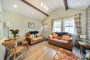 a living room with two couches and a table at Central Ripon - Sleeps 3 - Garden - Pet Friendly in Ripon