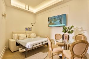 a room with a bed and a table with chairs at Glinter Barrio de las Letras - Apartments in Madrid