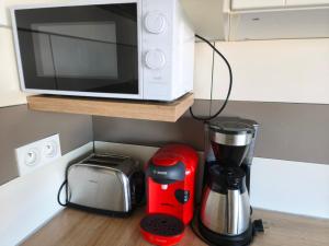 a kitchen counter with a microwave and a blender at Studio entre Mer et Lagune in Saint-Aygulf