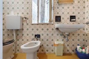 a bathroom with a toilet and a sink at Casa Fenera in Valduggia