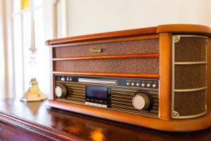 an old radio sitting on top of a table at Villa Weißbach - Haus Hilda in Flöha