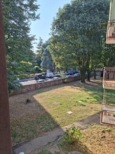 a yard with a view of a parking lot at Home G & D in Monza