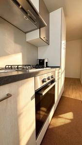 a kitchen with a stove and a stove top oven at Casa Gigi a Sottomarina in Chioggia