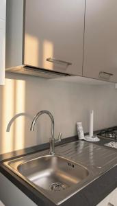 a kitchen counter with a sink in a kitchen at Casa Gigi a Sottomarina in Chioggia +9 photos