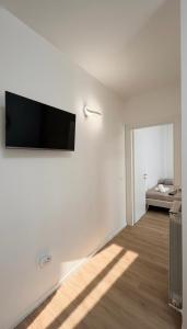 a white room with a flat screen tv on a wall at Casa Gigi a Sottomarina in Chioggia